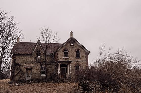 20 Photos Of Creepy Old Abandoned Houses