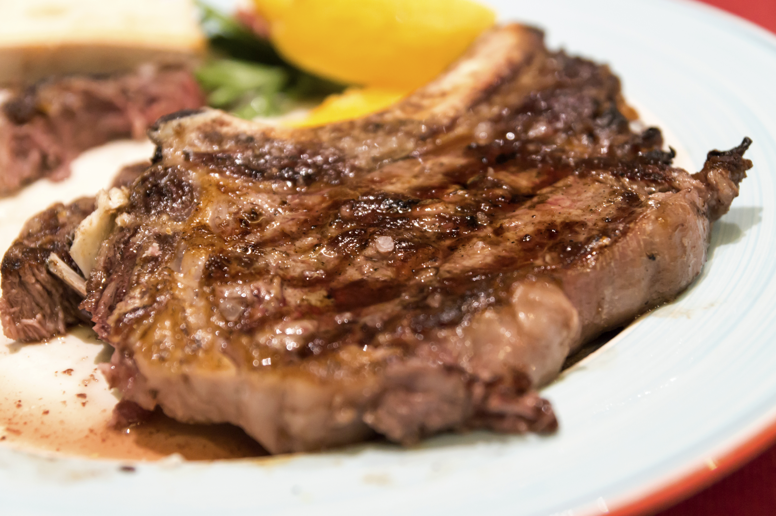 2015-11-03-1446577126-9677332-Florentinestylesteakwithlemon000068745063_Large.jpg