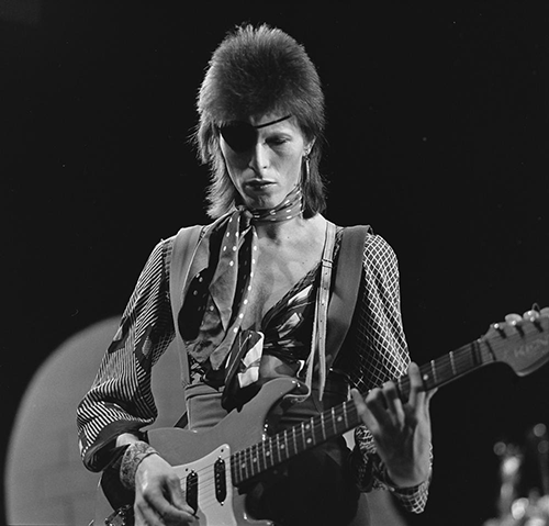 2016-01-12-1452636387-4330165-David_Bowie__TopPop_1974_10.png