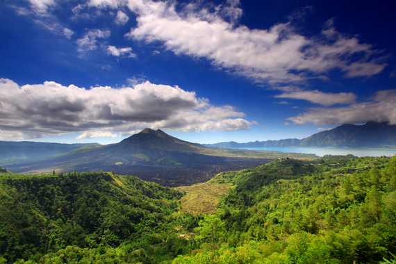 2016-02-08-1454911827-7275374-Mount_batur_and_lake.jpg