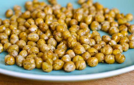 2016-02-17-1455737715-5632699-CrispyRoastedChickpeas.jpg