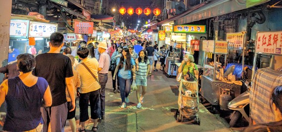 2016-05-17-1463527770-6108544-Taiwannightmarket.jpg