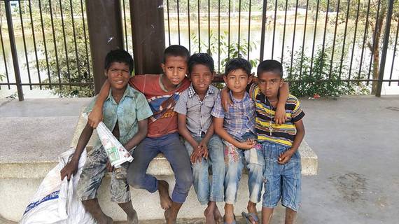 バングラデシュの駅で働く子供たち
