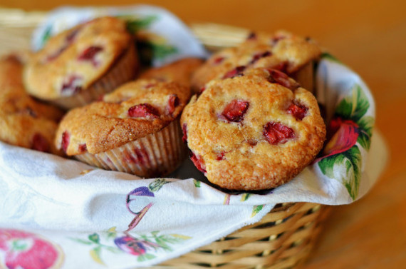 2016-07-28-1469742141-7883942-strawberrymuffins.jpg