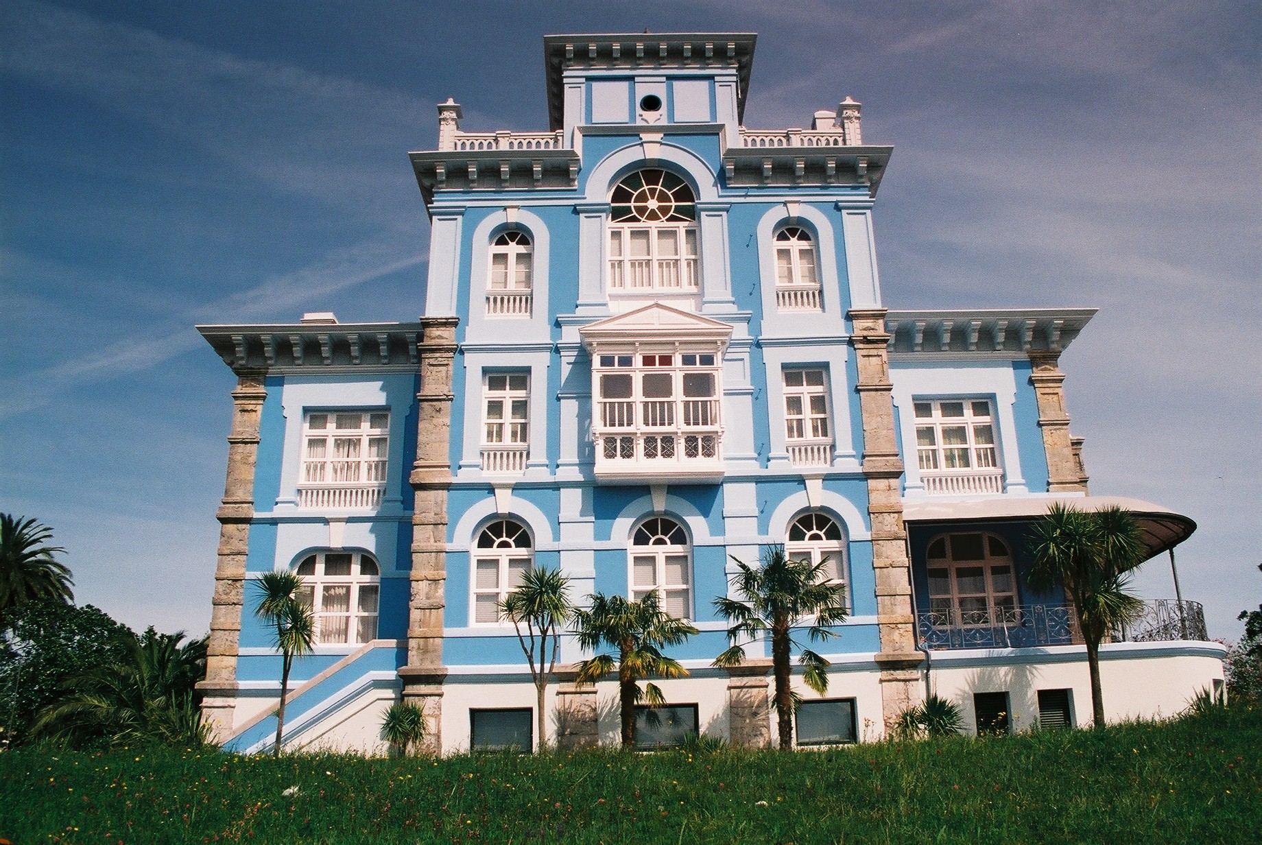 2016-08-25-1472136938-650362-FACHADASUR1.JPG