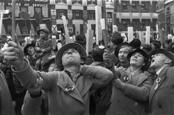 2016-10-05-1475661187-9392926-cartier_bresson_couronnement_georgesvi_1937_foulejph.jpg