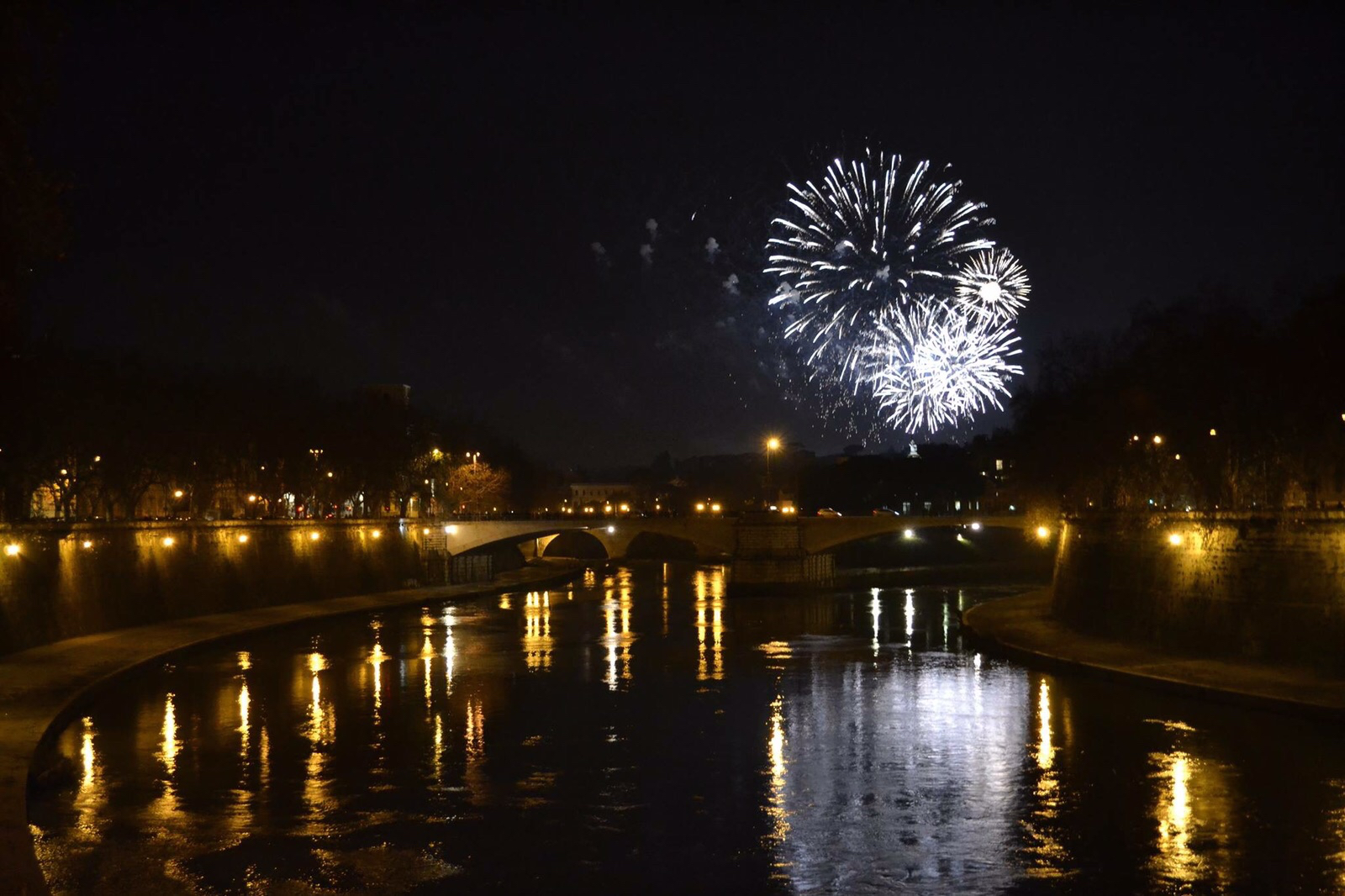 2016-12-29-1483029511-9530454-RomaFuegosartificiales.jpg