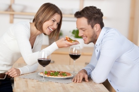 2017-04-22-1492896592-8847810-Couplemangepizza123RF21162530.jpg