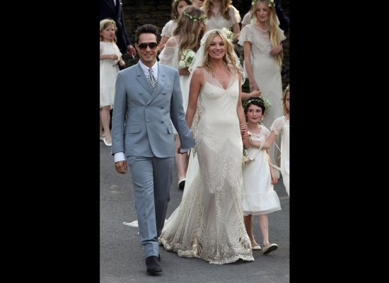 Who designed Kate Moss' wedding dress when she married Jamie Hince
