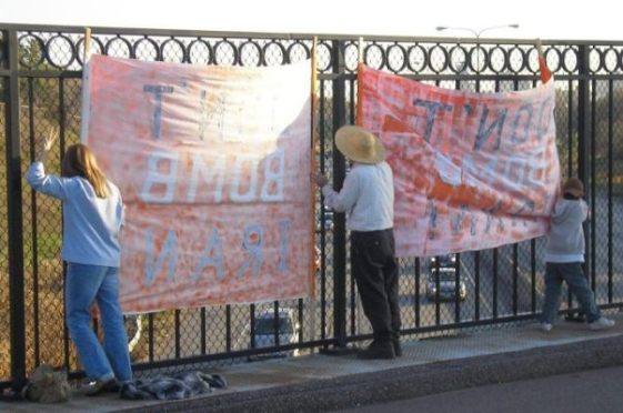 2007-11-02-Dontbombonthebridge.JPG