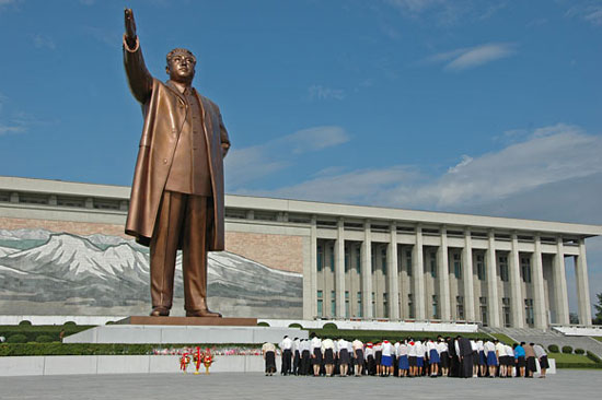 2008-02-26-StudentsBowtotheStatueofTheGreatLeader.jpg