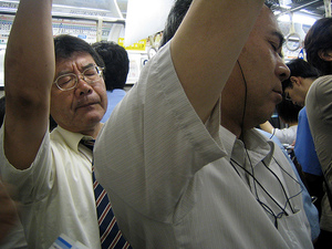 2008-07-11-japanesesalarymansleepinghangingtrain.jpg