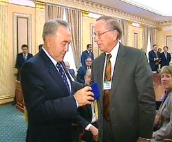 2008-11-22-nazarbayev_nunn.jpg