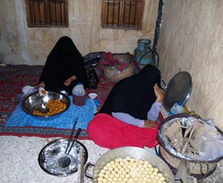 2008-12-07-TraditionalQatariwomenAbuFadil_.jpg