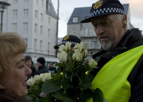 2009-01-22-FLOWERSFORPOLICEkjartaneinarsson.jpg