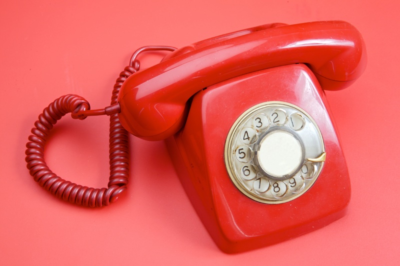 Красный телефон 12. Красный телефон. Телефон старинный красный. Красный старый смартфон. Красные картинки на телефон.
