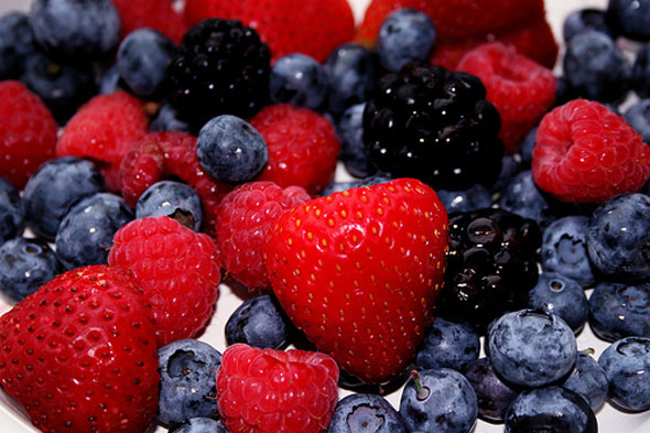 strawberries blueberries fruit photo