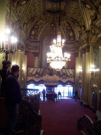 2009-03-24-lobbyLATheatre.JPG