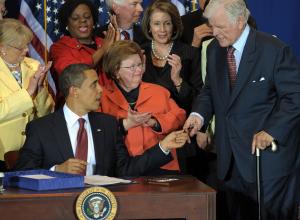 2009-04-21-Obamasignsnationalservicebill.jpg