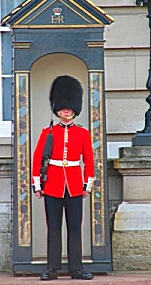 2009-04-22-buckinghampalaceguard.jpg