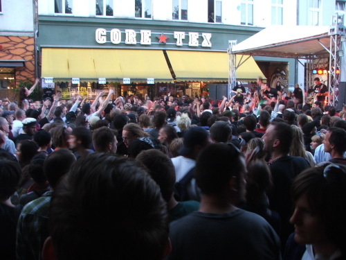 2009-05-02-crowdconcert.jpg