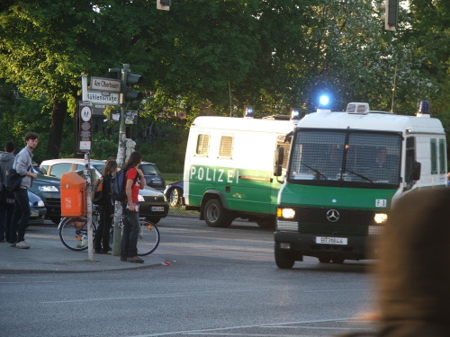 2009-05-02-policevanturn.jpg