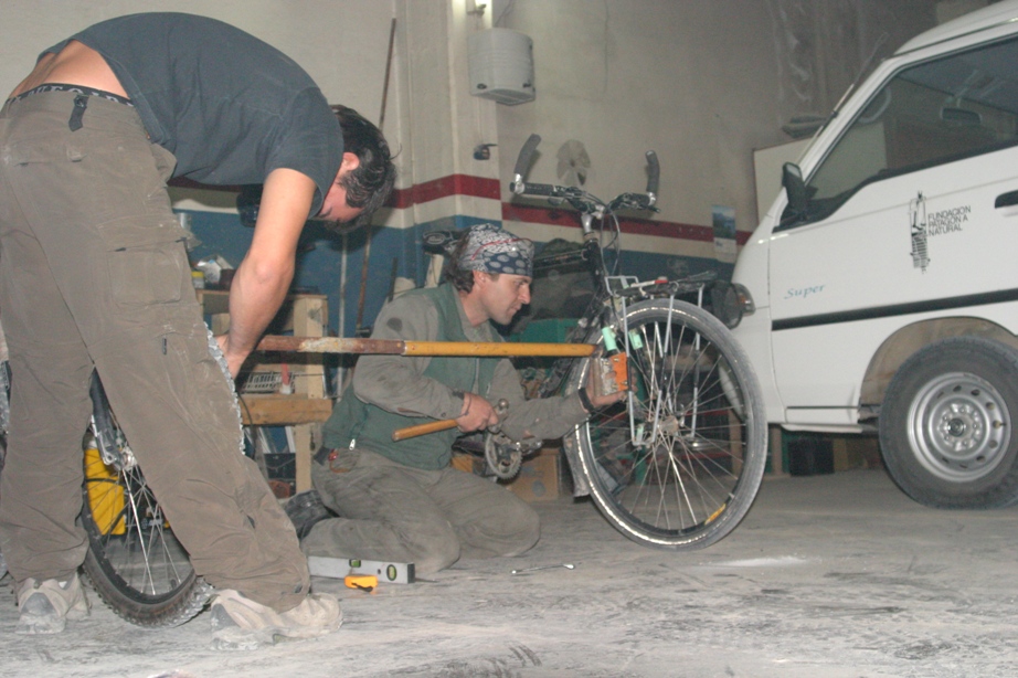 2009-07-02-construyendo_el_carrito_para_las_vias.JPG