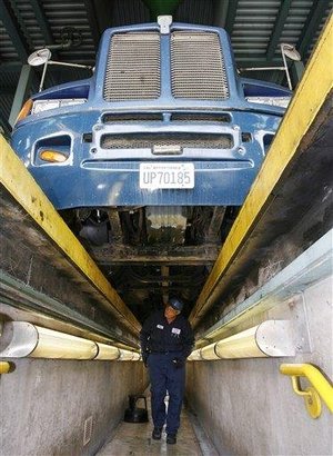 2009-09-04-mexicantruckinspection.jpg