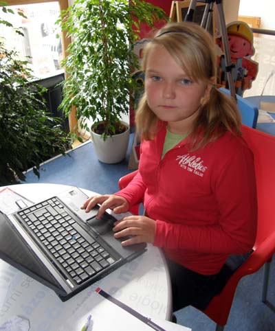 2009-10-12-CzechstudentcontributestopaperscontentatnewscafthroughschoolprogramAbuFadil.jpg