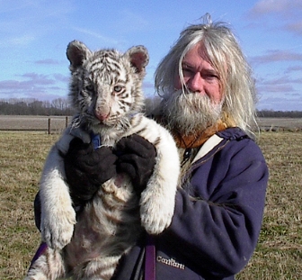 2009-11-11-Dennis_Hill_and_white_tiger_cubx.jpg