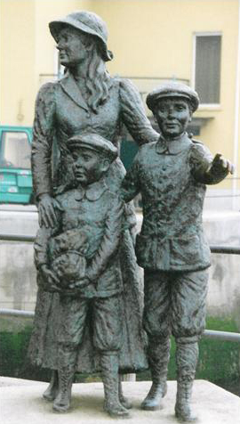 2009-12-03-annieandbrosstatue.jpg