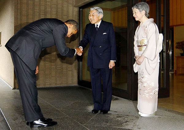 2009-12-08-barackobamabowjapan.jpg