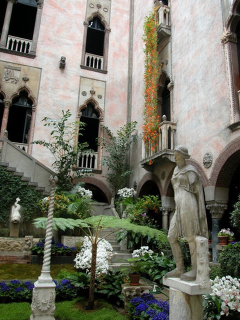 2010-03-07-isabella_stewart_gardener_museum_384x.jpg