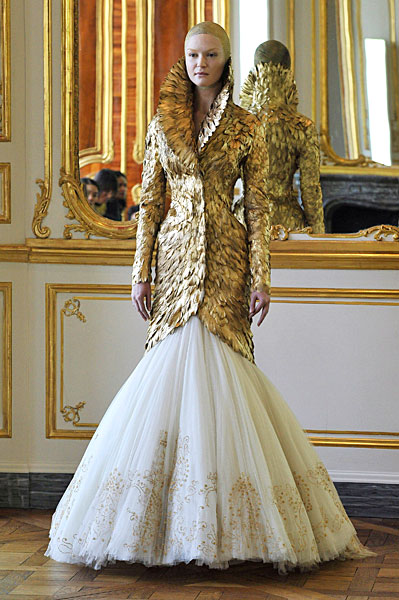 Alexander McQueen's Final Collection Presented In Paris (PHOTOS, VIDEO ...