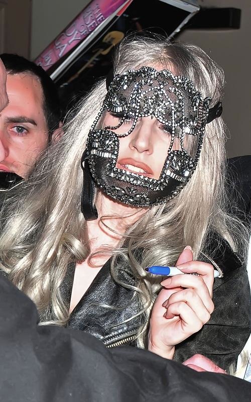 2010-05-14-LadyGagaEricksonBeamonMask2.jpg