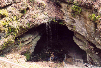 2010-07-05-Mammoth_Cave_Entrance.jpeg
