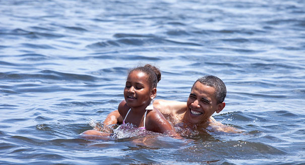 2010-08-14-100814_obama_sasha_swim_wh_605.jpg