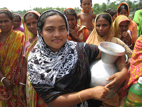 Collecting Water in Bangladesh (c) John Sauer