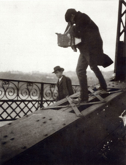 2010-09-15-Alfred_Stieglitz_Photographing_on_a_Bridge1905PamBristow.jpg