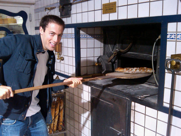 2010-09-24-GarrettWeberGalepullingbaguettesoutofwoodfiredoven2.jpg