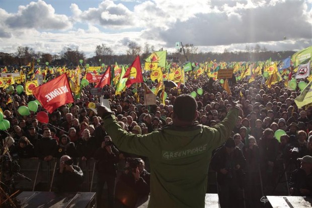 2010-11-07-nuclear-Castor_protest_crowd.jpg