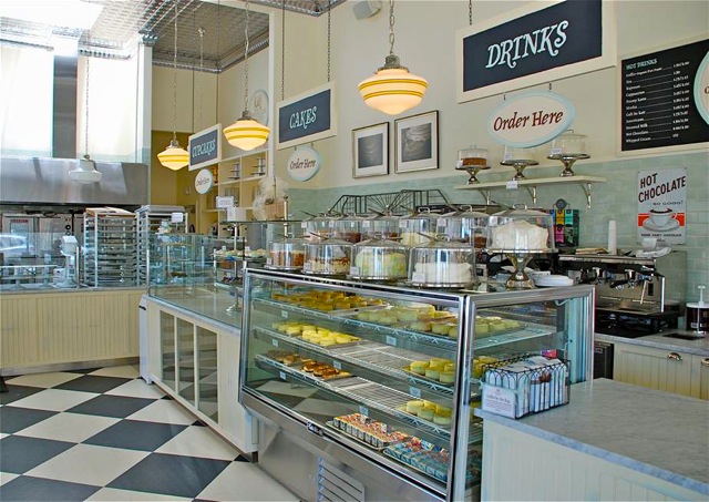 2010-11-22-MagnoliaBakeryInterior1.jpg