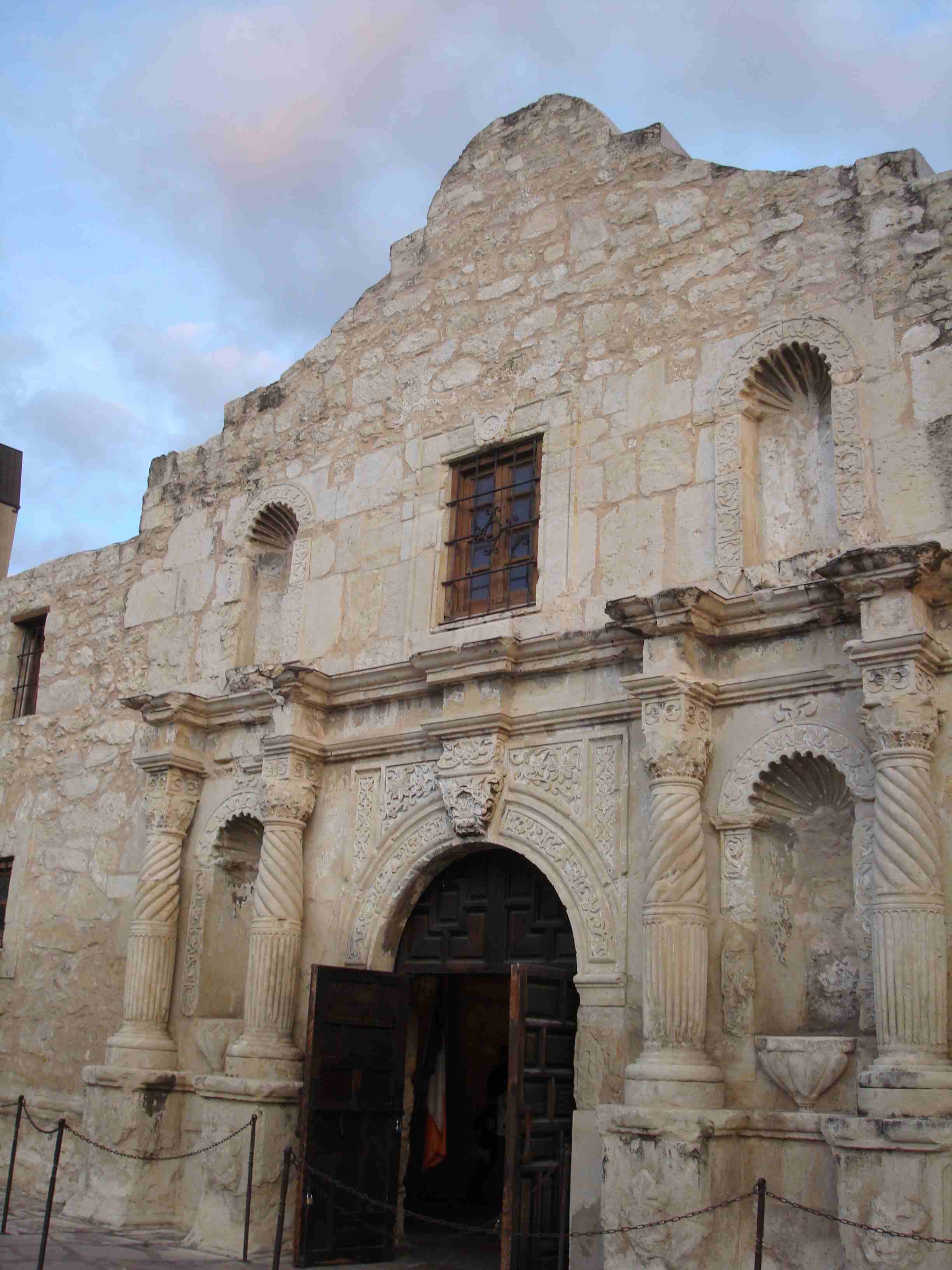 2010-11-30-TheAlamo2.jpg