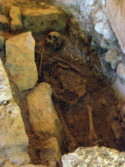 2011-01-09-CryptburialspaceAbuFadil.jpg