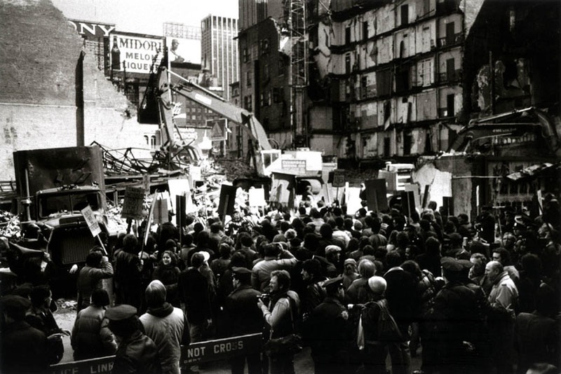 2011-06-23-DemolitionofHelenHayeswithprotesters.jpg