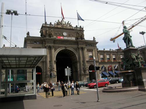 2011-06-27-ZurichcentralrailstationAbuFadil.jpg