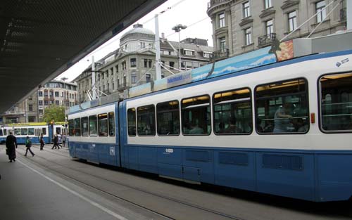 2011-06-27-ZurichtramhandytransportAbuFadil.jpg