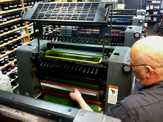 2011-07-12-02garysettingplateonthepress.jpg