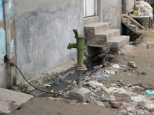 2011-10-26-BrokenHandPump.jpg