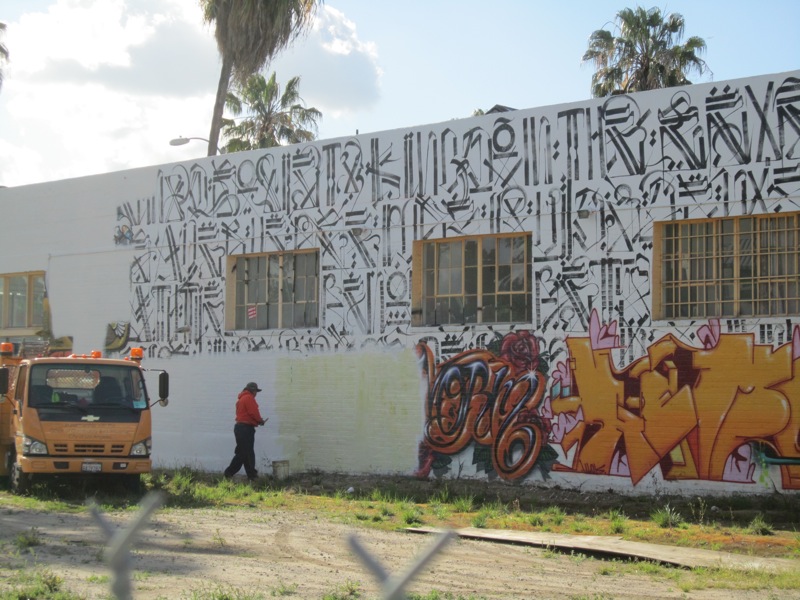 2011-10-26-Graffitiwallbeingillegallybuffed.JPG